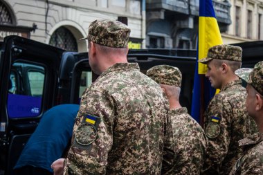 Lviv, Ukrayna, 27 Ağustos 2024, Lviv 'deki Aziz Havariler Kilisesi' nde Rus ordusuna karşı savaşta ölen üç Ukraynalı asker için düzenlenen cenaze töreni..