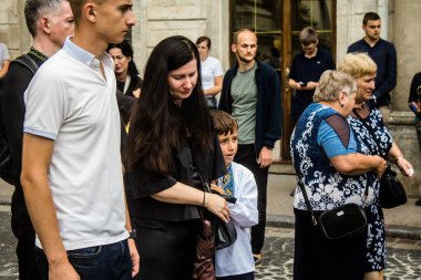 Lviv, Ukrayna, 27 Ağustos 2024, Lviv 'deki Aziz Havariler Kilisesi' nde Rus ordusuna karşı savaşta ölen üç Ukraynalı asker için düzenlenen cenaze töreni..
