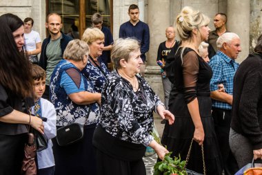 Lviv, Ukrayna, 27 Ağustos 2024, Lviv 'deki Aziz Havariler Kilisesi' nde Rus ordusuna karşı savaşta ölen üç Ukraynalı asker için düzenlenen cenaze töreni..