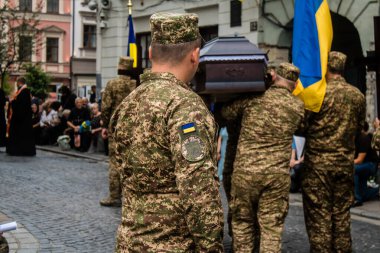 Lviv, Ukrayna, 27 Ağustos 2024, Lviv 'deki Aziz Havariler Kilisesi' nde Rus ordusuna karşı savaşta ölen üç Ukraynalı asker için düzenlenen cenaze töreni..