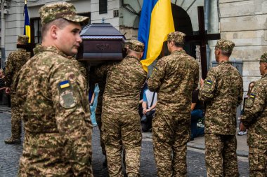 Lviv, Ukrayna, 27 Ağustos 2024, Lviv 'deki Aziz Havariler Kilisesi' nde Rus ordusuna karşı savaşta ölen üç Ukraynalı asker için düzenlenen cenaze töreni..