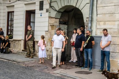 Lviv, Ukrayna, 27 Ağustos 2024, Lviv 'deki Aziz Havariler Kilisesi' nde Rus ordusuna karşı savaşta ölen üç Ukraynalı asker için düzenlenen cenaze töreni..