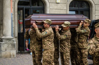 Lviv, Ukrayna, 27 Ağustos 2024, Lviv 'deki Aziz Havariler Kilisesi' nde Rus ordusuna karşı savaşta ölen üç Ukraynalı asker için düzenlenen cenaze töreni..