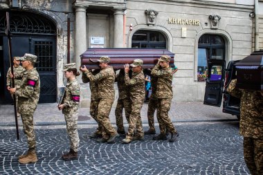Lviv, Ukrayna, 27 Ağustos 2024, Lviv 'deki Aziz Havariler Kilisesi' nde Rus ordusuna karşı savaşta ölen üç Ukraynalı asker için düzenlenen cenaze töreni..