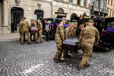 Lviv, Ukrayna, 27 Ağustos 2024, Lviv 'deki Aziz Havariler Kilisesi' nde Rus ordusuna karşı savaşta ölen üç Ukraynalı asker için düzenlenen cenaze töreni..