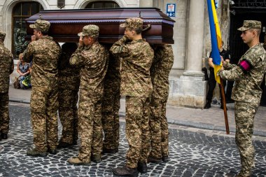 Lviv, Ukrayna, 27 Ağustos 2024, Lviv 'deki Aziz Havariler Kilisesi' nde Rus ordusuna karşı savaşta ölen üç Ukraynalı asker için düzenlenen cenaze töreni..