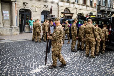 Lviv, Ukrayna, 27 Ağustos 2024, Lviv 'deki Aziz Havariler Kilisesi' nde Rus ordusuna karşı savaşta ölen üç Ukraynalı asker için düzenlenen cenaze töreni..