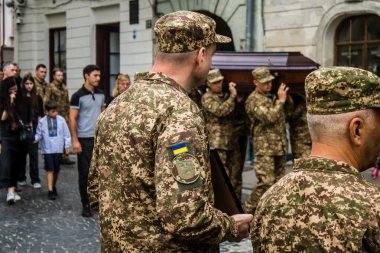 Lviv, Ukrayna, 27 Ağustos 2024, Lviv 'deki Aziz Havariler Kilisesi' nde Rus ordusuna karşı savaşta ölen üç Ukraynalı asker için düzenlenen cenaze töreni..