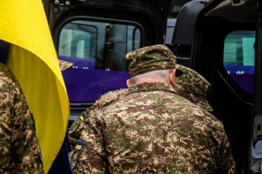 Lviv, Ukrayna, 27 Ağustos 2024, Lviv 'deki Aziz Havariler Kilisesi' nde Rus ordusuna karşı savaşta ölen üç Ukraynalı asker için düzenlenen cenaze töreni..
