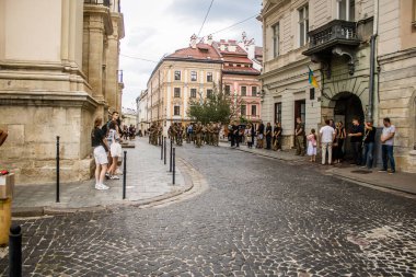 Lviv, Ukrayna, 27 Ağustos 2024, Lviv 'deki Aziz Havariler Kilisesi' nde Rus ordusuna karşı savaşta ölen üç Ukraynalı asker için düzenlenen cenaze töreni..