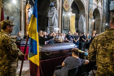Lviv, Ukrayna, 27 Ağustos 2024, Lviv 'deki Aziz Havariler Kilisesi' nde Rus ordusuna karşı savaşta ölen üç Ukraynalı asker için düzenlenen cenaze töreni..