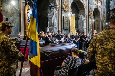 Lviv, Ukrayna, 27 Ağustos 2024, Lviv 'deki Aziz Havariler Kilisesi' nde Rus ordusuna karşı savaşta ölen üç Ukraynalı asker için düzenlenen cenaze töreni..