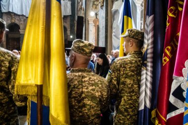 Lviv, Ukrayna, 27 Ağustos 2024, Lviv 'deki Aziz Havariler Kilisesi' nde Rus ordusuna karşı savaşta ölen üç Ukraynalı asker için düzenlenen cenaze töreni..