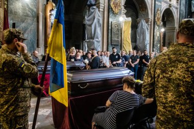 Lviv, Ukrayna, 27 Ağustos 2024, Lviv 'deki Aziz Havariler Kilisesi' nde Rus ordusuna karşı savaşta ölen üç Ukraynalı asker için düzenlenen cenaze töreni..