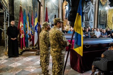 Lviv, Ukrayna, 27 Ağustos 2024, Lviv 'deki Aziz Havariler Kilisesi' nde Rus ordusuna karşı savaşta ölen üç Ukraynalı asker için düzenlenen cenaze töreni..