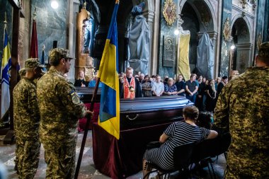 Lviv, Ukrayna, 27 Ağustos 2024, Lviv 'deki Aziz Havariler Kilisesi' nde Rus ordusuna karşı savaşta ölen üç Ukraynalı asker için düzenlenen cenaze töreni..