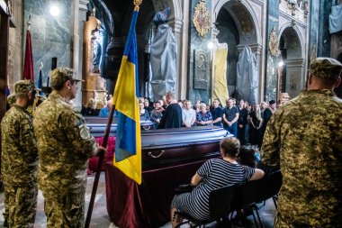 Lviv, Ukrayna, 27 Ağustos 2024, Lviv 'deki Aziz Havariler Kilisesi' nde Rus ordusuna karşı savaşta ölen üç Ukraynalı asker için düzenlenen cenaze töreni..