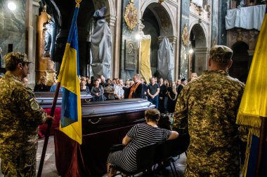 Lviv, Ukrayna, 27 Ağustos 2024, Lviv 'deki Aziz Havariler Kilisesi' nde Rus ordusuna karşı savaşta ölen üç Ukraynalı asker için düzenlenen cenaze töreni..