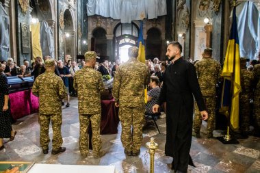 Lviv, Ukrayna, 27 Ağustos 2024, Lviv 'deki Aziz Havariler Kilisesi' nde Rus ordusuna karşı savaşta ölen üç Ukraynalı asker için düzenlenen cenaze töreni..