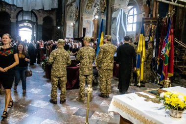 Lviv, Ukrayna, 27 Ağustos 2024, Lviv 'deki Aziz Havariler Kilisesi' nde Rus ordusuna karşı savaşta ölen üç Ukraynalı asker için düzenlenen cenaze töreni..