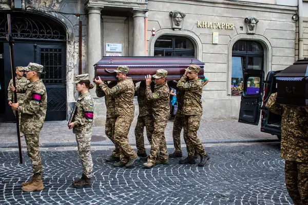 Lviv, Ukrayna, 27 Ağustos 2024, Lviv 'deki Aziz Havariler Kilisesi' nde Rus ordusuna karşı savaşta ölen üç Ukraynalı asker için düzenlenen cenaze töreni..