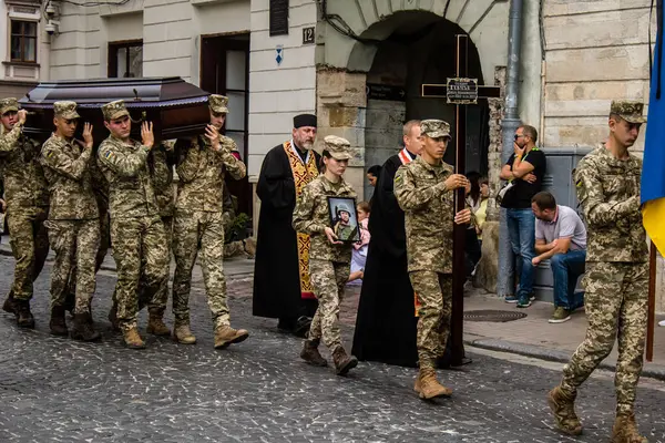 Lviv, Ukrayna, 27 Ağustos 2024, Lviv 'deki Aziz Havariler Kilisesi' nde Rus ordusuna karşı savaşta ölen üç Ukraynalı asker için düzenlenen cenaze töreni..