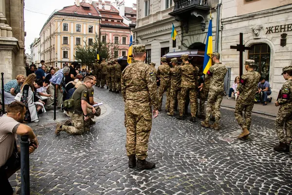 Lviv, Ukrayna, 27 Ağustos 2024, Lviv 'deki Aziz Havariler Kilisesi' nde Rus ordusuna karşı savaşta ölen üç Ukraynalı asker için düzenlenen cenaze töreni..