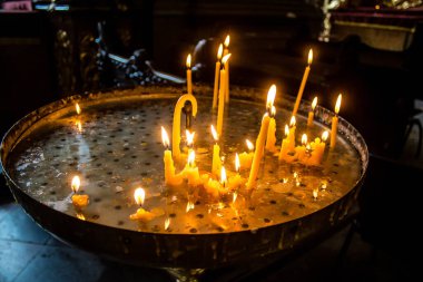Lviv, Ukrayna, 28 Ağustos 2024 Kutsal Havariler Kilisesi Peter ve Paul Lviv 'de. Ukraynalı askerlerin gömülmesinden önce her gün bu kilisede dini törenler yapılır..
