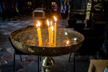 Lviv, Ukrayna, 28 Ağustos 2024 Kutsal Havariler Kilisesi Peter ve Paul Lviv 'de. Ukraynalı askerlerin gömülmesinden önce her gün bu kilisede dini törenler yapılır..