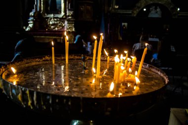 Lviv, Ukrayna, 28 Ağustos 2024 Kutsal Havariler Kilisesi Peter ve Paul Lviv 'de. Ukraynalı askerlerin gömülmesinden önce her gün bu kilisede dini törenler yapılır..