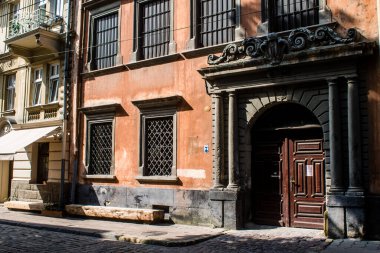 Lviv, Ukrayna, 28 Ağustos 2024 Lviv şehri. Rusya ile savaş sırasında, Lviv binaları Rus füzeleri tarafından tehdit ediliyor ve hedef alınıyordu. Altyapı ve binalar birincil hedeflerdir.