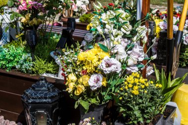 Lviv, Ukrayna, 28 Ağustos 2024 Lviv Askeri Mezarlığı. Askerlerin mezarları, Ukrayna 'yı savunan kahramanlar göz alabildiğince uzanan çiçeklerle kaplıdır. Her gün yeni cenazeler ekleniyor.