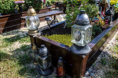 Lviv, Ukrayna, 28 Ağustos 2024 Lviv Askeri Mezarlığı. Askerlerin mezarları, Ukrayna 'yı savunan kahramanlar göz alabildiğince uzanan çiçeklerle kaplıdır. Her gün yeni cenazeler ekleniyor.