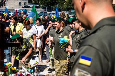 Lviv, Ukrayna, 29 Ağustos 2024 Mars meydanında, bir askeri mezarlık, askerler, silah arkadaşları, Rus ordusuna karşı savaşta ölen kendilerinden birinin mezarının önünde toplandı..