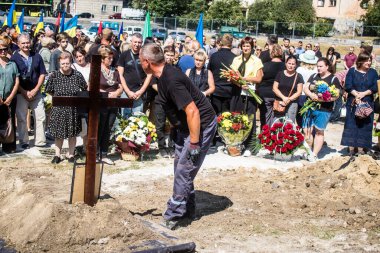 Lviv, Ukrayna, 29 Ağustos 2024 Mars Alanı 'ndaki mezarcılar tarafından gömüldü, Lviv askeri mezarlığı, Rus ordusuna karşı savaşta ölen iki Ukraynalı asker..