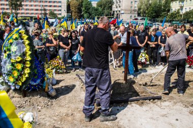 Lviv, Ukrayna, 29 Ağustos 2024 Mars Alanı 'ndaki mezarcılar tarafından gömüldü, Lviv askeri mezarlığı, Rus ordusuna karşı savaşta ölen iki Ukraynalı asker..