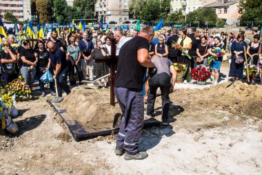 Lviv, Ukrayna, 29 Ağustos 2024 Mars Alanı 'ndaki mezarcılar tarafından gömüldü, Lviv askeri mezarlığı, Rus ordusuna karşı savaşta ölen iki Ukraynalı asker..
