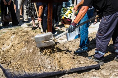Lviv, Ukrayna, 29 Ağustos 2024 Mars Alanı 'ndaki mezarcılar tarafından gömüldü, Lviv askeri mezarlığı, Rus ordusuna karşı savaşta ölen iki Ukraynalı asker..