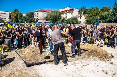 Lviv, Ukrayna, 29 Ağustos 2024 Mars Alanı 'ndaki mezarcılar tarafından gömüldü, Lviv askeri mezarlığı, Rus ordusuna karşı savaşta ölen iki Ukraynalı asker..