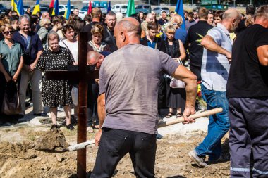 Lviv, Ukrayna, 29 Ağustos 2024 Mars Alanı 'ndaki mezarcılar tarafından gömüldü, Lviv askeri mezarlığı, Rus ordusuna karşı savaşta ölen iki Ukraynalı asker..