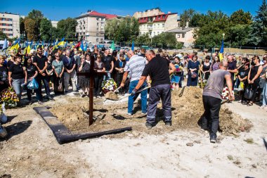 Lviv, Ukrayna, 29 Ağustos 2024 Mars Alanı 'ndaki mezarcılar tarafından gömüldü, Lviv askeri mezarlığı, Rus ordusuna karşı savaşta ölen iki Ukraynalı asker..