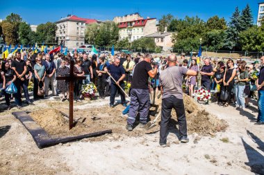 Lviv, Ukrayna, 29 Ağustos 2024 Mars Alanı 'ndaki mezarcılar tarafından gömüldü, Lviv askeri mezarlığı, Rus ordusuna karşı savaşta ölen iki Ukraynalı asker..