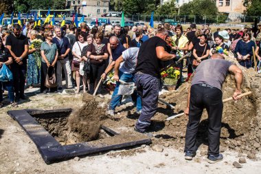 Lviv, Ukrayna, 29 Ağustos 2024 Mars Alanı 'ndaki mezarcılar tarafından gömüldü, Lviv askeri mezarlığı, Rus ordusuna karşı savaşta ölen iki Ukraynalı asker..