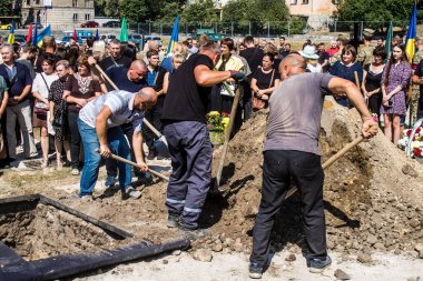 Lviv, Ukrayna, 29 Ağustos 2024 Mars Alanı 'ndaki mezarcılar tarafından gömüldü, Lviv askeri mezarlığı, Rus ordusuna karşı savaşta ölen iki Ukraynalı asker..