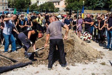 Lviv, Ukrayna, 29 Ağustos 2024 Mars Alanı 'ndaki mezarcılar tarafından gömüldü, Lviv askeri mezarlığı, Rus ordusuna karşı savaşta ölen iki Ukraynalı asker..