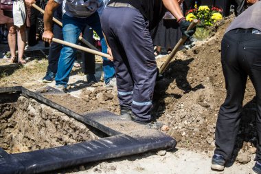 Lviv, Ukrayna, 29 Ağustos 2024 Mars Alanı 'ndaki mezarcılar tarafından gömüldü, Lviv askeri mezarlığı, Rus ordusuna karşı savaşta ölen iki Ukraynalı asker..