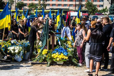 Lviv, Ukrayna, 29 Ağustos 2024 Mars 'taki Lviv askeri mezarlığındaki aile ve arkadaşları Rus ordusuyla savaşta ölen iki Ukraynalı askerin defnedilmesine katıldılar..