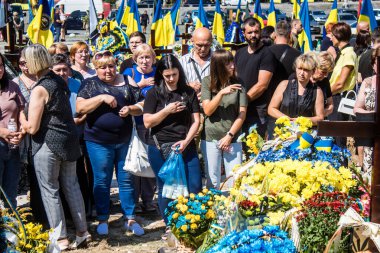 Lviv, Ukrayna, 29 Ağustos 2024 Mars 'taki Lviv askeri mezarlığındaki aile ve arkadaşları Rus ordusuyla savaşta ölen iki Ukraynalı askerin defnedilmesine katıldılar..