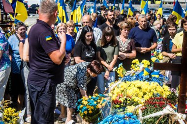 Lviv, Ukrayna, 29 Ağustos 2024 Mars 'taki Lviv askeri mezarlığındaki aile ve arkadaşları Rus ordusuyla savaşta ölen iki Ukraynalı askerin defnedilmesine katıldılar..