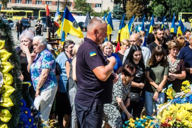 Lviv, Ukrayna, 29 Ağustos 2024 Mars 'taki Lviv askeri mezarlığındaki aile ve arkadaşları Rus ordusuyla savaşta ölen iki Ukraynalı askerin defnedilmesine katıldılar..